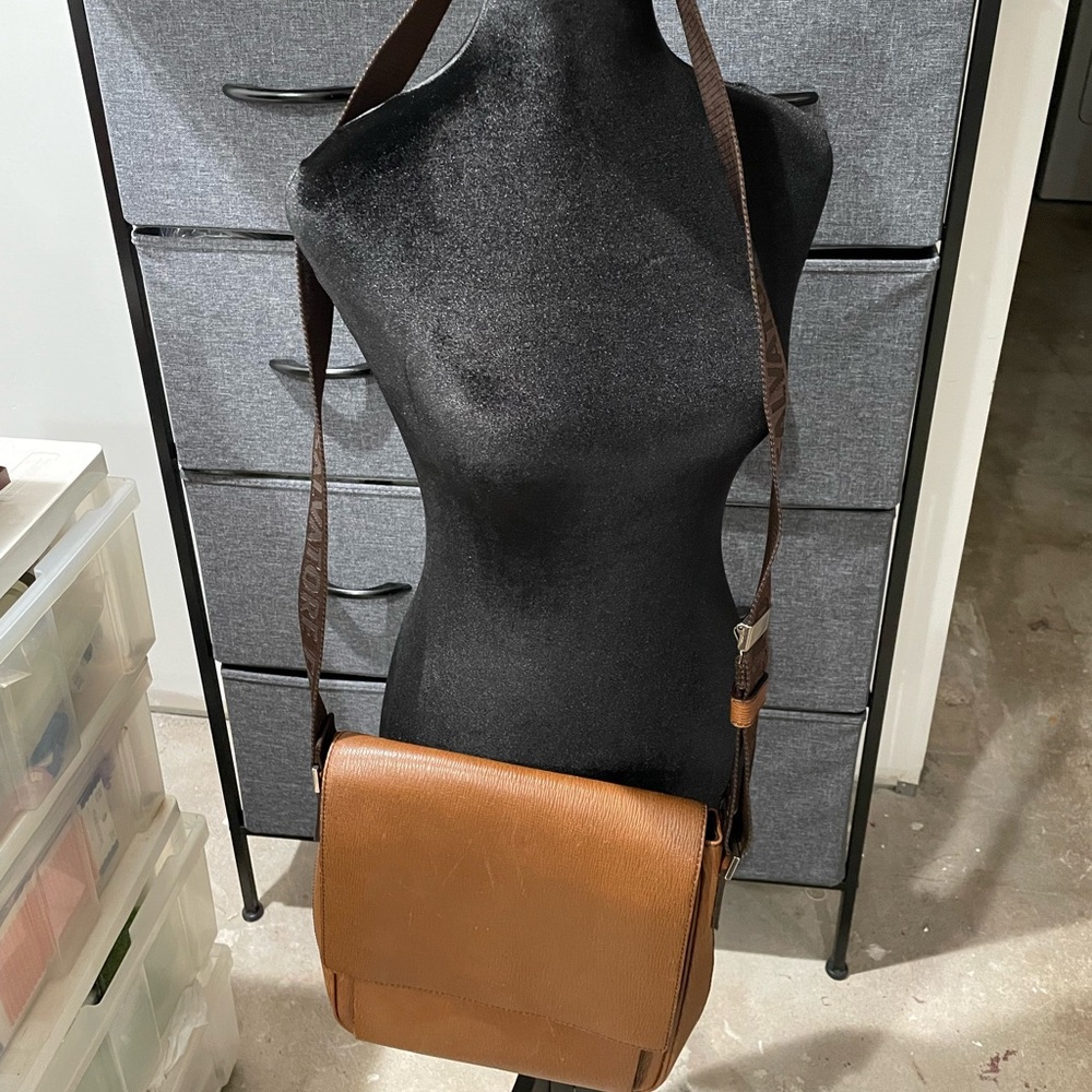 Salvatore Ferragamo textured leather messenger bag - unisex